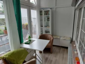 Der Wintergarten ist sonnendurchflutet und mit bequemen Cocktailsesseln ausgestattet.