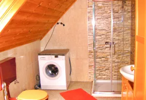 Im Bad steht eine Waschmaschine für Sie bereit.