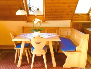 Gemütliche Essecke im Wohnzimmer
