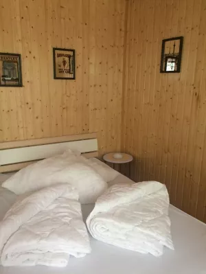 Groß ist sicher übertrieben aber mit Doppelbett auch mehr für Erwachsene.