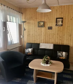 Bei schlechtem Wetter kann es sich hier gemütlich gemacht werden. Der Tisch kann auch hochgestellt werden damit er als Esstisch genutzt wird.