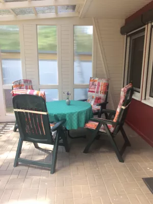 Die Terrasse mit gemütlicher Sitzecke sowie einer Kochecke.