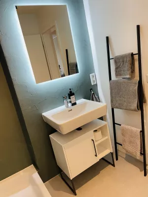 Modernes Badezimmer mit Waschbecken.