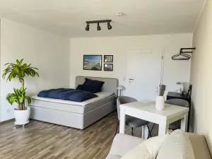 Gemütliches Boxspringbett für 2 Personen.