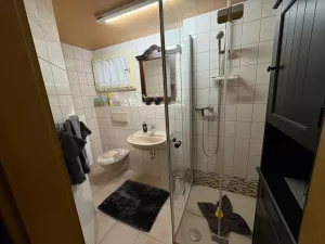 Bad mit Dusche und Pflegeutensilien