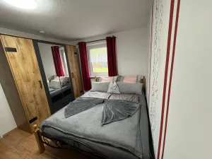 Schlafzimmer mit TV. Ein Doppel- und ein Einzelbett.