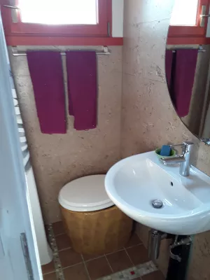 Das Bad ist ein hübsches Highlight, mit selbst getöpferter Bio-Toilette. Die Handtücher werden bereit gelegt.