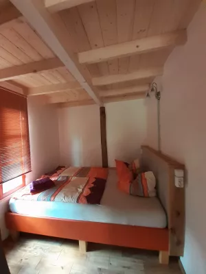 Das Schlafzimmer besitzt ein extra langes Bett!