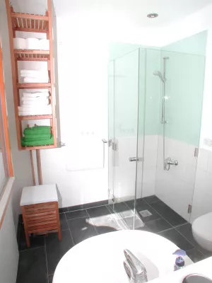 Blick ins Bad Das kleine Bad hat eine bodengleiche Dusche