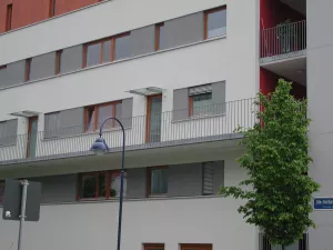 Die Wohnung liegt im 2.OG.

Man erreicht sie über den Laubengang.

Ein Aufzug ist vorhanden.