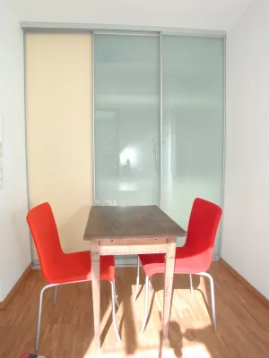 Flur Man kommt in den Flur. Hinter den Schiebetüren verbirgt sich die Küche