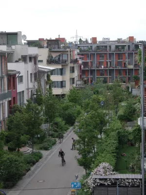 Das Quartier ist Viertel, in dem in den meisten Wohnstraßen keine Stellplätze für Autos vorhanden sind. Autos werden auf den öffentlichen Parkplätzen oder in den Quartiersgaragen mit Parkgebühr abgestellt.
Das Quartier kann sehr gut mit öffentlichen Verkehrsmitteln erreicht werden. Näheste Haltestelle - Vauban Mitte. Das ist der Weg von Haltestelle zur Ferienwohnung