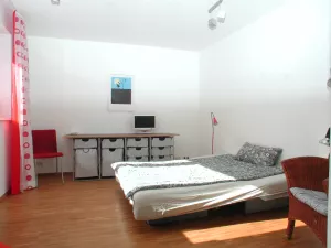 Wohn-/Schlafraum Die hochwertige Schlafcouch ist 180cm breit und komfortabel.