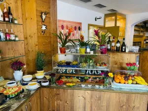 Abwechslungsreiches Frühstücksbuffet mit Ceralien, Müsli, Quark, Joghurt, Milch, Säfte, Wasser, Kaffee, Tee, versch. Käse, verschiedene Wurstsorten, frisches Obst, Smoothie, Marmeladen, Honig, Nutella, Brötchenauswahl, Croissant