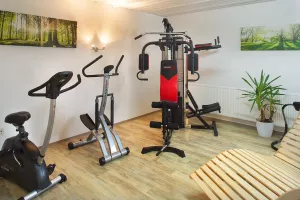 Der Fitnessraum im Untergeschoß darf ab 17 Jahren genutzt werden