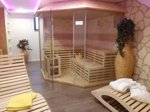 Zur Entspannung lädt die Sauna mit Wohlfühllicht und Entspannungsmusik ein
