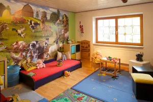 Das Spielzimmer für unseren jüngsten Gäste. Zum Zeitvertreib gibt es Puzzle, Puppen, Puppenküche, ein Schultafel, Autos und verschiedene Spiele