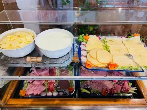 Frühstücksbuffet So startet man perfekt in den Tag. Reichhaltige Auswahl am Frühstücksbuffet täglich von 8 Uhr bis 10 Uhr