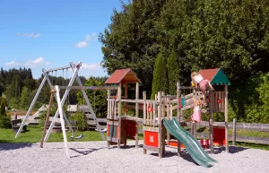 Direkt am Haus befindet sich unser Spielplatz mit Schaukeln (auch für Erwachsene), Rutsche, Sandkasten, Klettermöglichkeiten