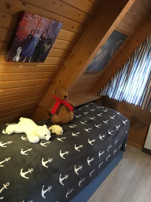 Einzelbett im Kinderzimmer