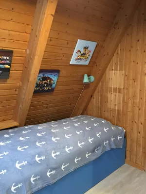 Einzelbett im Kinderzimmer