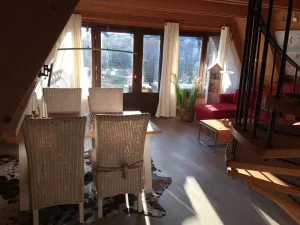 Das gemütliche Wohnzimmer mit Essbereich