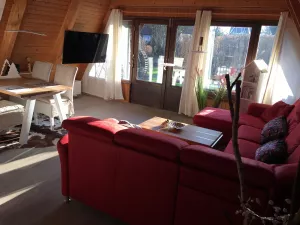 Das gemütliche Wohnzimmer mit großem Fernseher