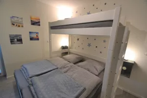 Schlafzimmer mit Doppelbett und Hochbett, sowie TV