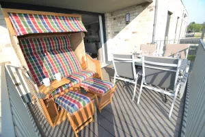 mit Strandkorb und Sitzgelegenheit