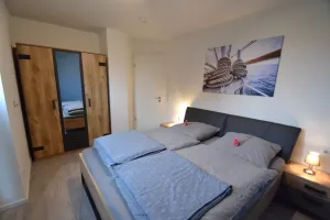 Schlafzimmer mit Doppelbett und TV