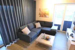 mit Sofaecke und TV