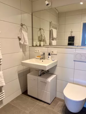 Bad mit WC, bodentiefer Dusche, Haartrockner, Hand- und Badetücher