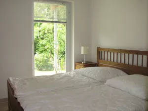 Schlafzimmer mit großem Gartenfenster