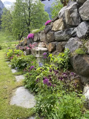 Blumenbeete im jahreszeitlichen Wechsel