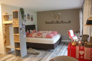 Schlafbereich mit Doppelbett, das auf Wunsch auch in zwei Einzelbetten verwandelt werden kann.