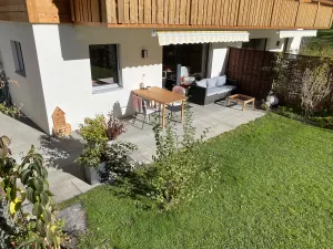 Gemütliche Terrasse mit Esstisch und Lounge
Ausblick in unseren Garten und die Berge