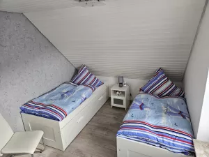 mit 2 separaten Betten und neuen Matratzen