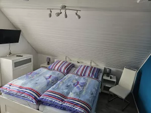 neues Schlafzimmer mit Fernseher und neuen Matratzen