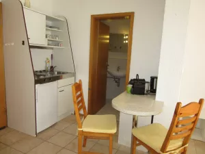 Bild 2: Einfaches, kleines Ferienapartment mit Gartenterrasse und Parkplatz