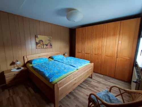 Das Schlafzimmer mit gemütlichem-Bett