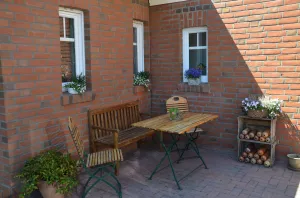 Außensitzplatz vor dem Eingang zur Wohnung, besonders geschätzt von Rauchern