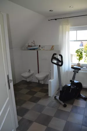 Badezimmer mit WC, Bidet Dusche und Trimmrad