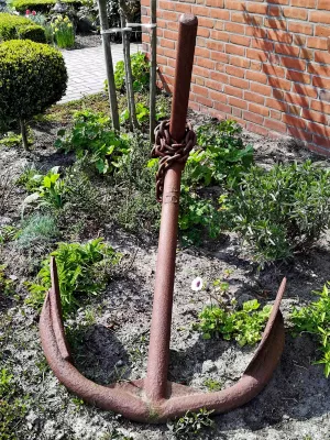 Alter Anker im Gartenbereich