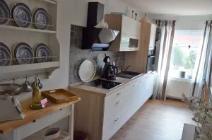 Eingangsbereich der Küche mit Küchenzeile