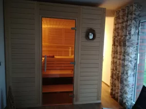 Sauna mit Ruhebereich, TV und Dusche