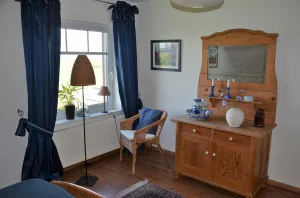 Spiegelkomode und Fenstersitzplatz