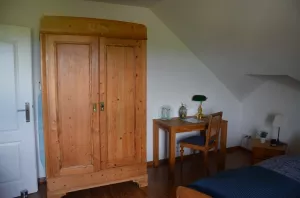 Kleiderschrank mit Safe, Arbeitsbereich