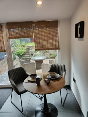 Bild 3: Modernes, eingezäuntes 5* Haus mit Blick ins Grüne in der Vulkaneifel