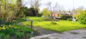 Der große Garten kann sowohl als Liegewiese als auch zum Spielen dienen.