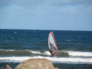 Bei Sturm sind viele Surfer zu beobachten. Drachen werden in die Luft geschickt.